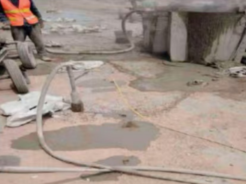 嘉鱼水泥混凝土路面板底注浆技术 路面脱空注浆整治方案